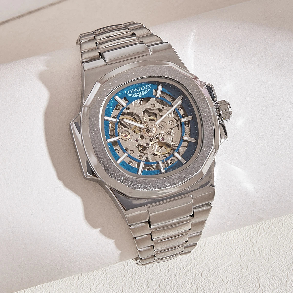Reloj con movimiento suizo
