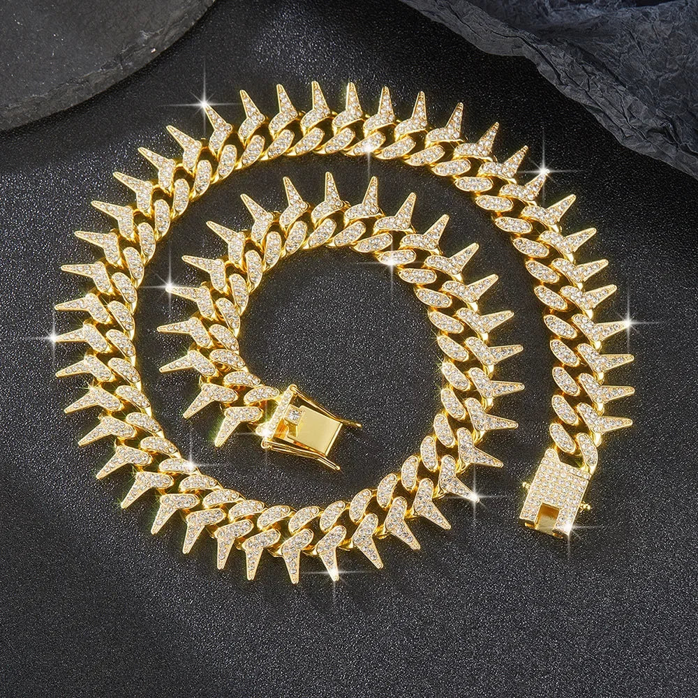 Cadena diamantada con colmillos