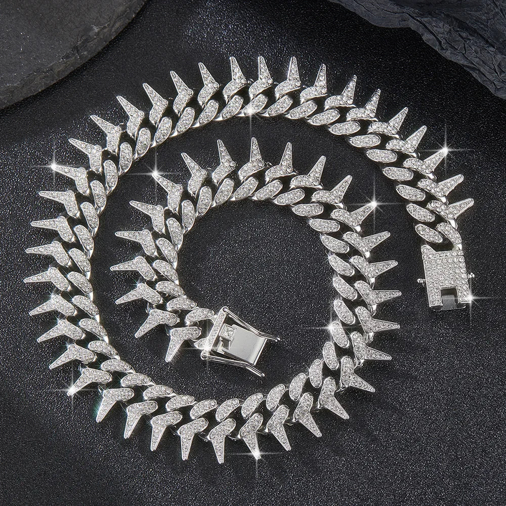 Cadena diamantada con colmillos